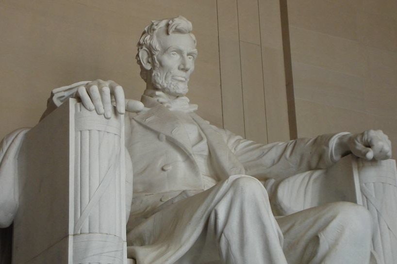 abraham lincoln statue hands